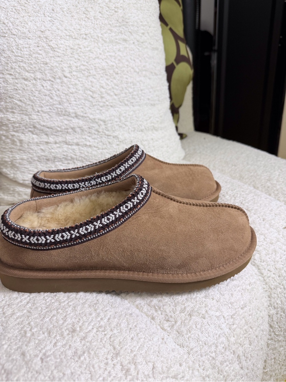 No Boundaries Women's Tan Faux-Suede Shearling Mule Slippers